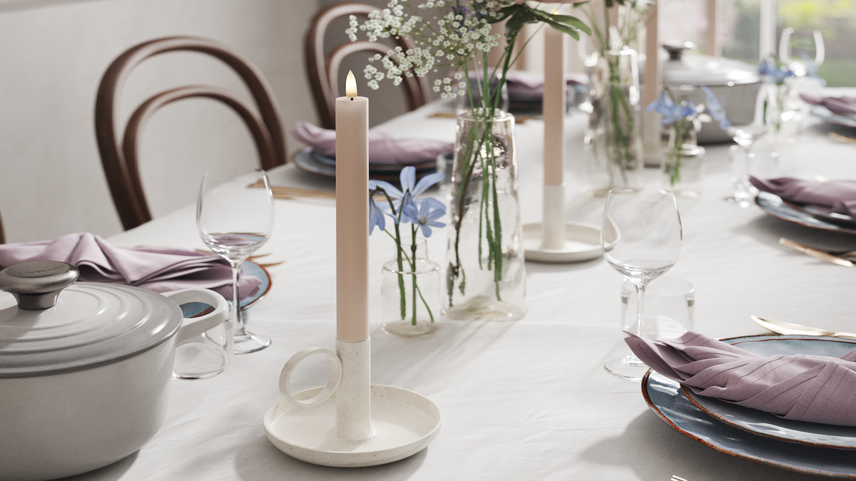 Naturgetreue LED-Stabkerzen mit Wetlook™-Design